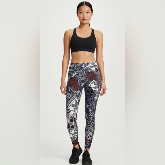 Athleta Pants - Athleta patchwork Salutation leggings